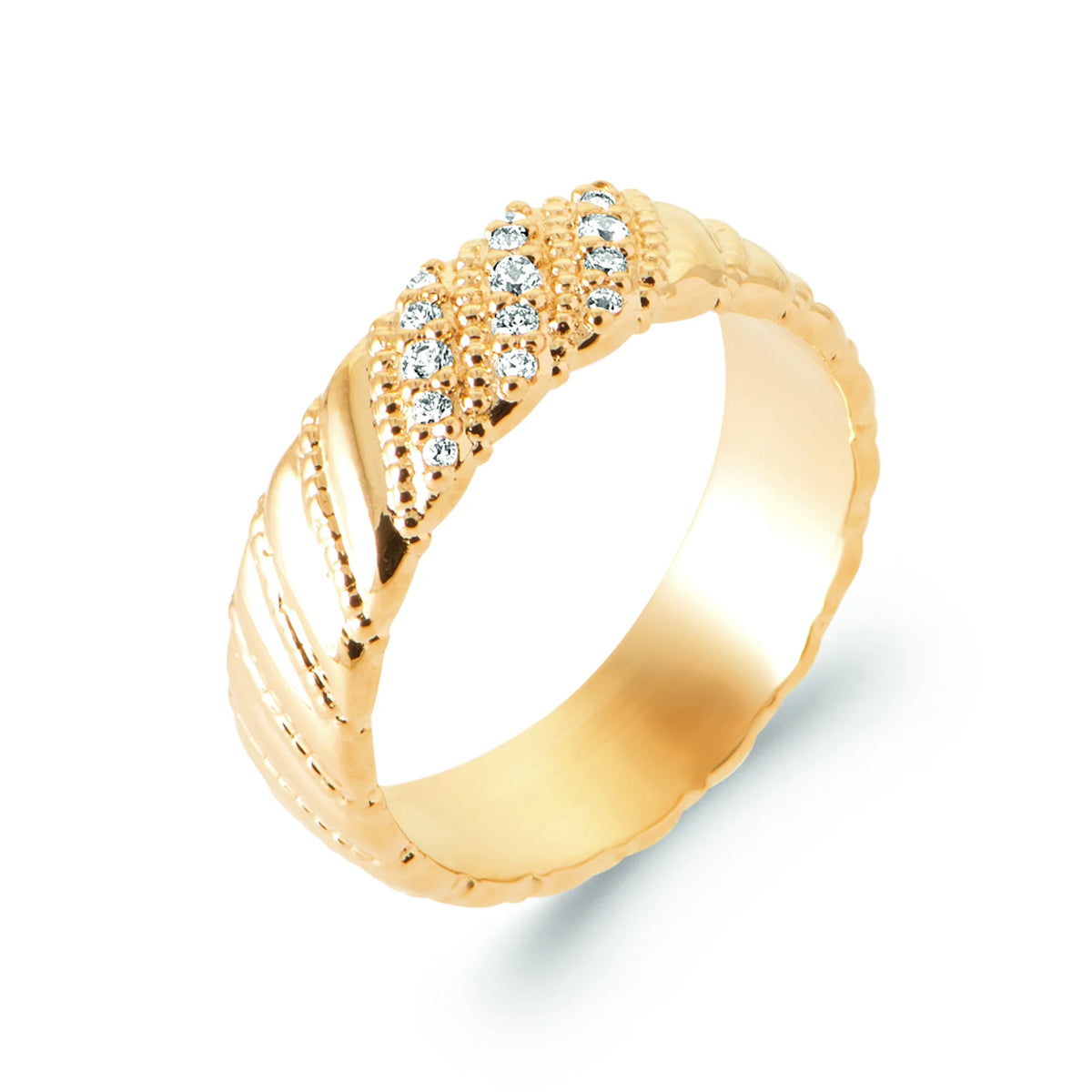 Bague anneau cannelures obliques et lignes de zircons en plaqué or, vue de trois quarts