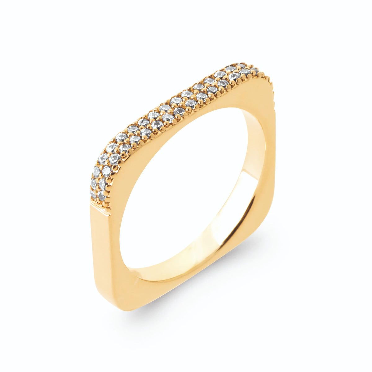Bague anneau carré à arête pavée de petits zircons en plaqué or, vue de trois quarts