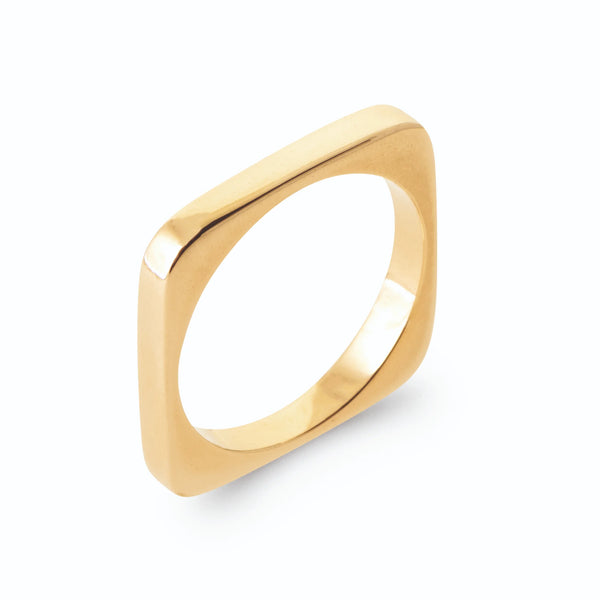 Bague anneau carré lisse en or poli minimaliste en plaqué or, vue de trois quarts