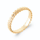 Bague anneau festonné de petites coquilles perlées en plaqué or
