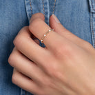 Bague anneau fin billes d’or et perles de laque blanche en plaqué or