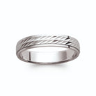 Bague anneau fin ciselé en losanges en argent 925 rhodié homme vu de profil