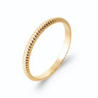 Bague anneau fin côtelé de nervures régulières en plaqué or