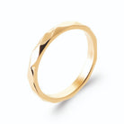 Bague anneau fin facetté en losanges en plaqué or