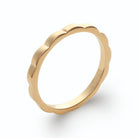 Bague anneau fin festonné aux bords ondulés en plaqué or