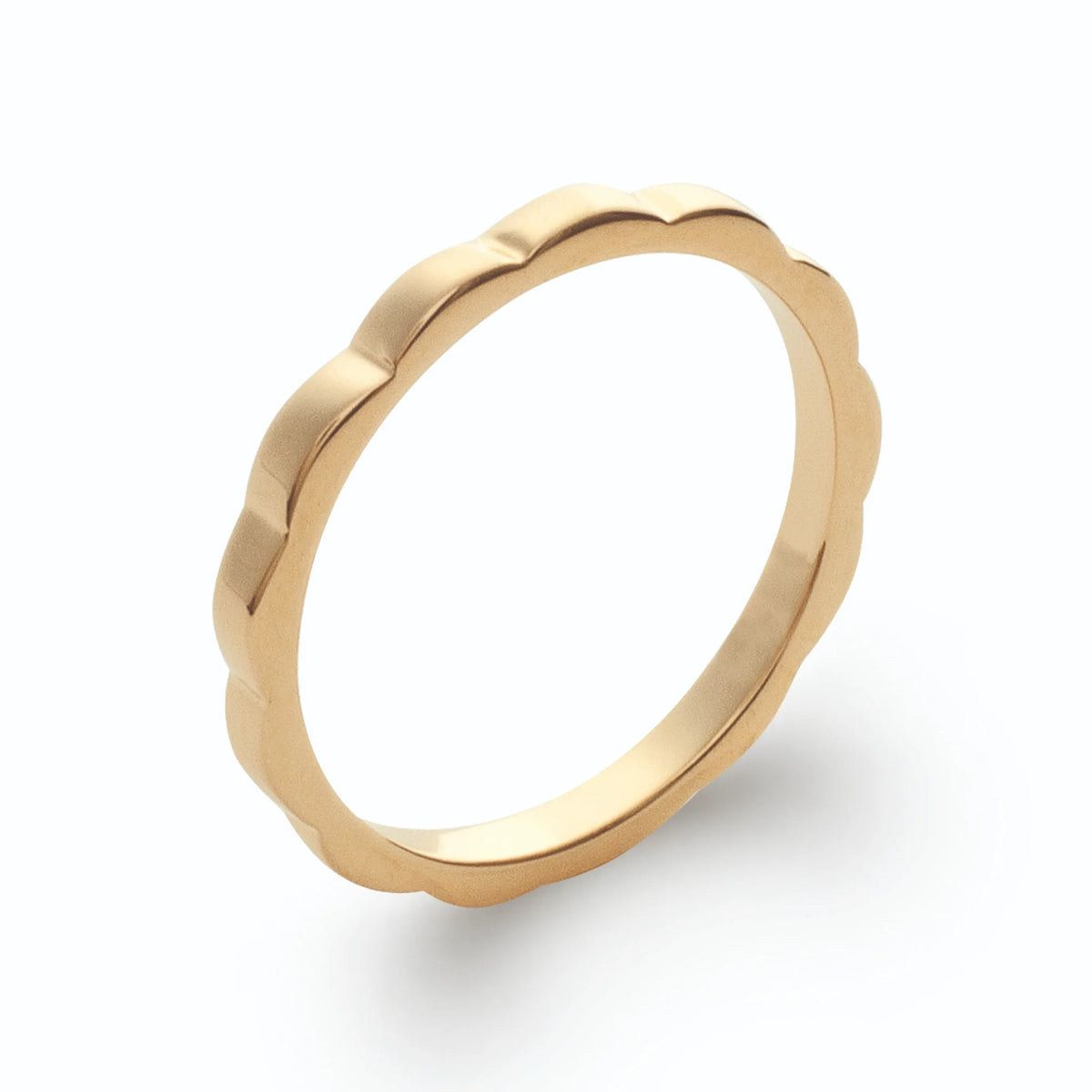 Bague anneau fin festonné aux bords ondulés en plaqué or