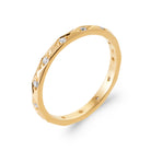 Bague anneau fin frise de losanges gravée et zircons en plaqué or