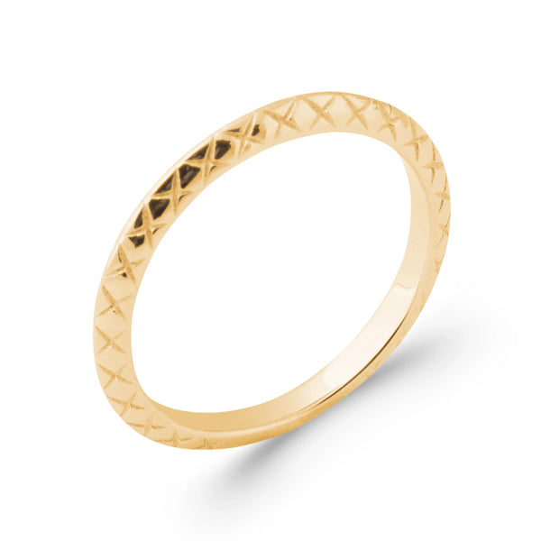 Bague anneau fin gravé d’une frise de losanges en plaqué or, vue de trois quarts