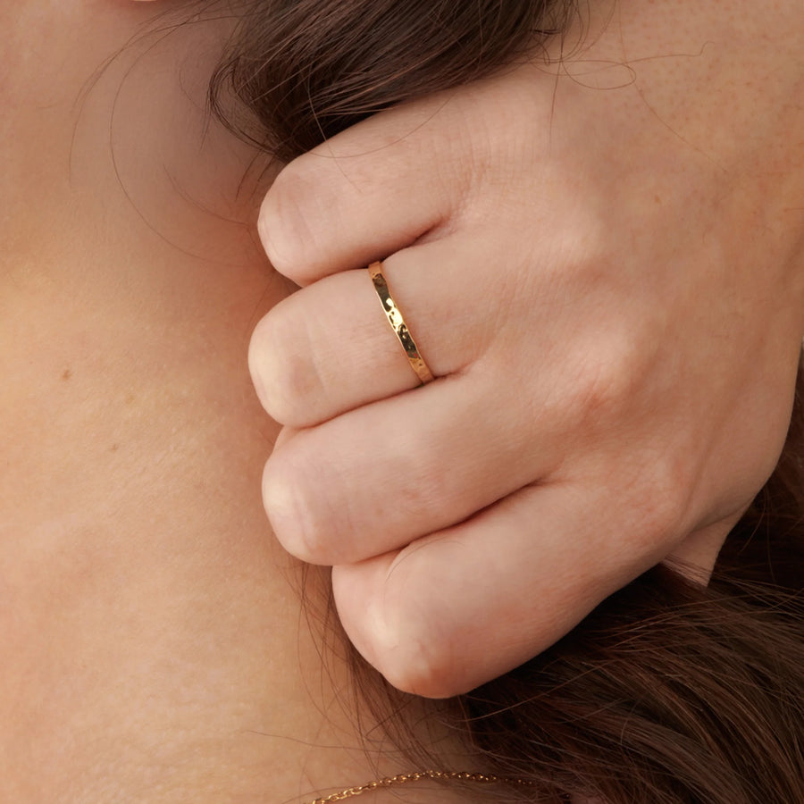 Bague anneau fin lisse en or poli à superposer en plaqué or, portée à la main