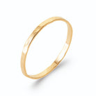 Bague anneau fin lisse en or poli à superposer en plaqué or, vue de trois quarts