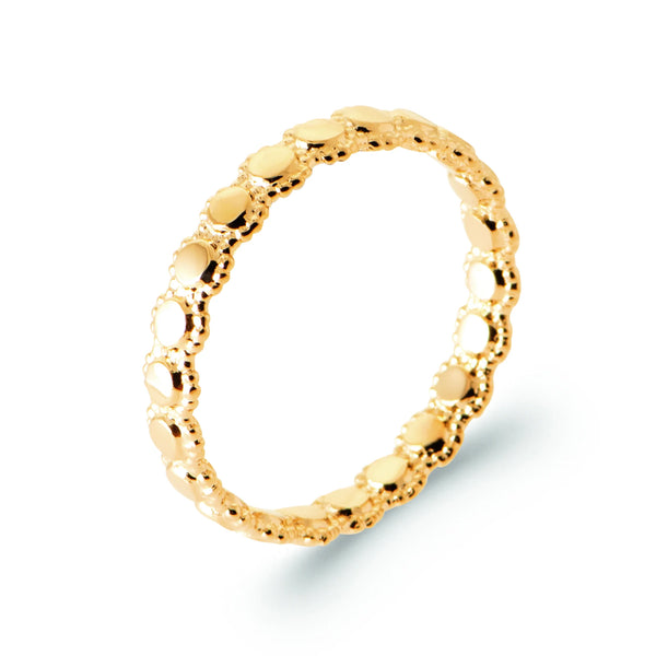 Bague anneau fin pastilles bordées de grains d’or en plaqué or, vue de trois quarts