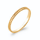 Bague anneau fin perlé de billes d’or en plaqué or, vue de trois quarts