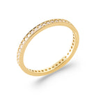 Bague anneau fin pavé de zircons tour de doigt en plaqué or, vue de trois quarts