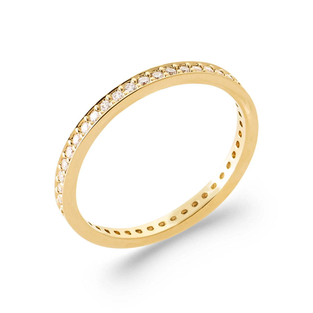 Bague anneau fin pavé de zircons tour de doigt en plaqué or, vue de trois quarts