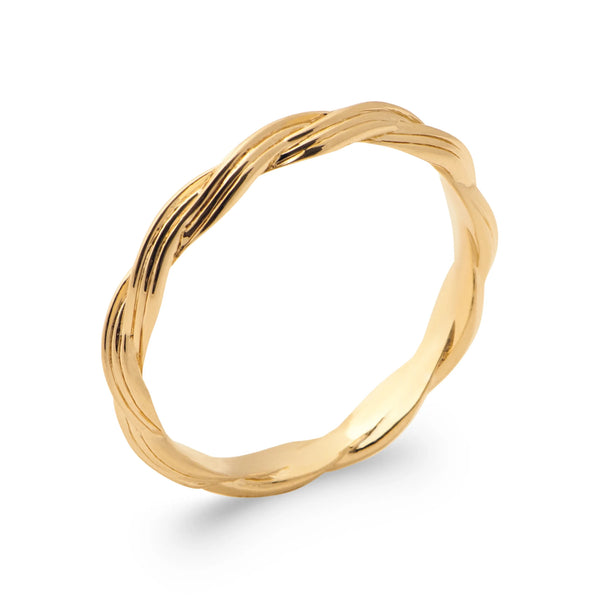 Bague anneau fin tressé de trois brins d’or poli en plaqué or, vue de trois quarts