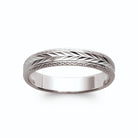 Bague anneau gravé de chevrons diamantés en argent rhodié vu de profil