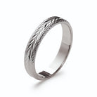 Bague anneau gravé de chevrons diamantés en argent rhodié
