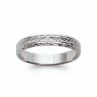 Bague anneau gravé de losanges diamantés en argent rhodié vu de profil