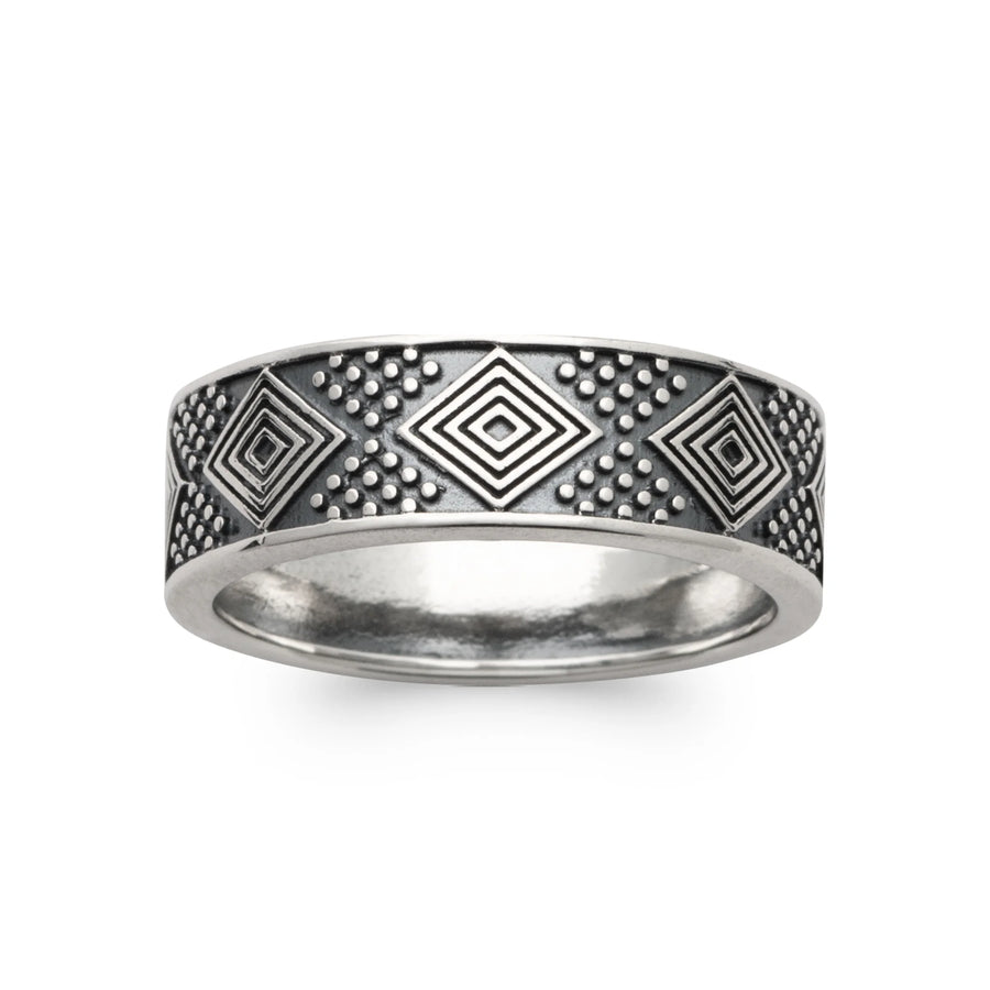 Bague anneau gravé de losanges en argent 925, portée à la main