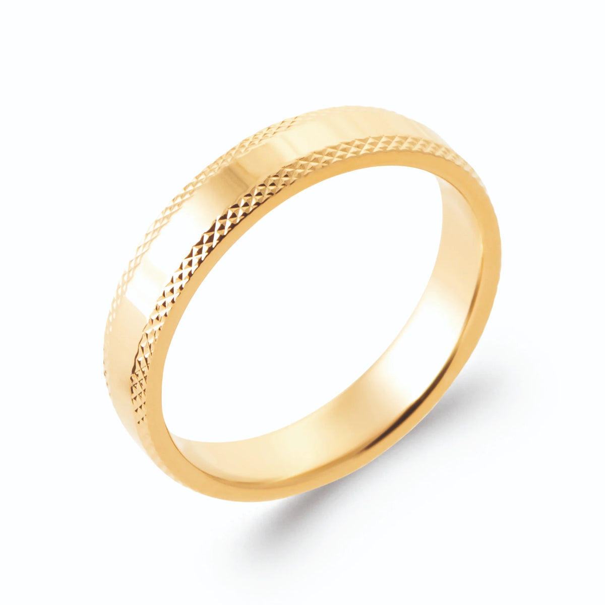 Bague anneau jonc à bords biseautés et bande guillochée en plaqué or, vue de trois quarts