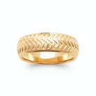 Bague anneau large gravé de chevrons sans pierre plaqué or, vue de face