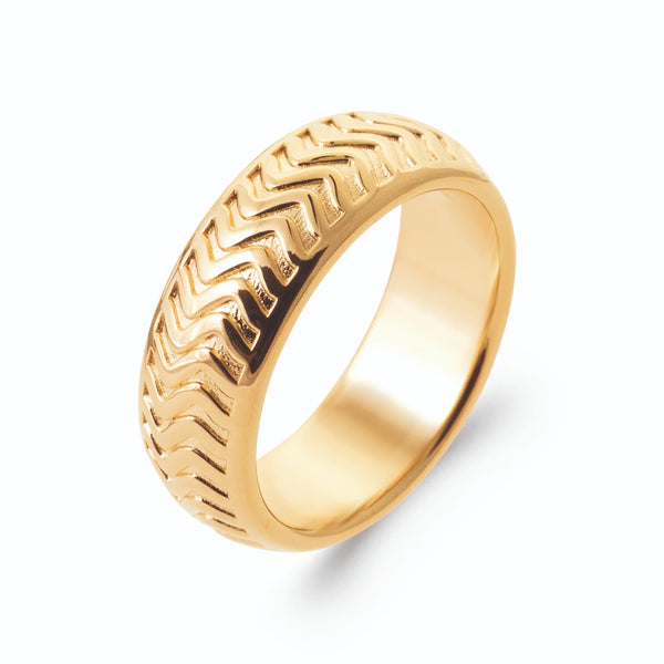 Bague anneau large gravé de chevrons sans pierre en plaqué or, vue de trois quarts