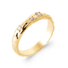Bague anneau martelé et trois petits zircons sertis clos en plaqué or