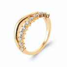 Bague anneau ondulé et ligne de zircons en vague en plaqué or, vue de trois quarts