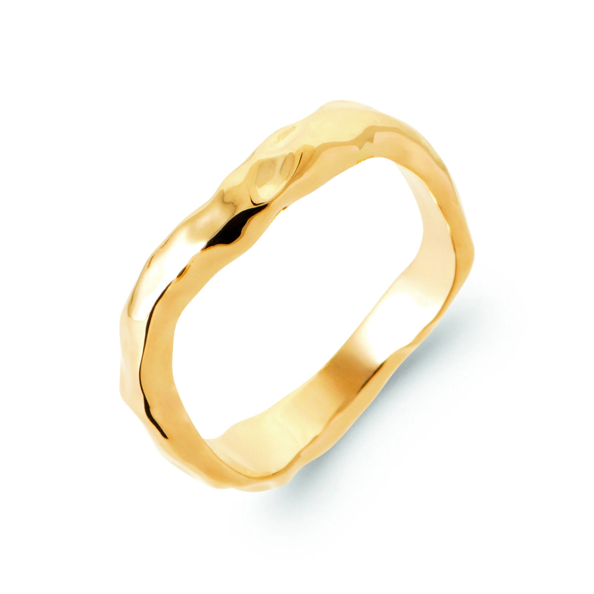 Bague anneau ondulé martelé sans pierre en plaqué or, vue de trois quarts