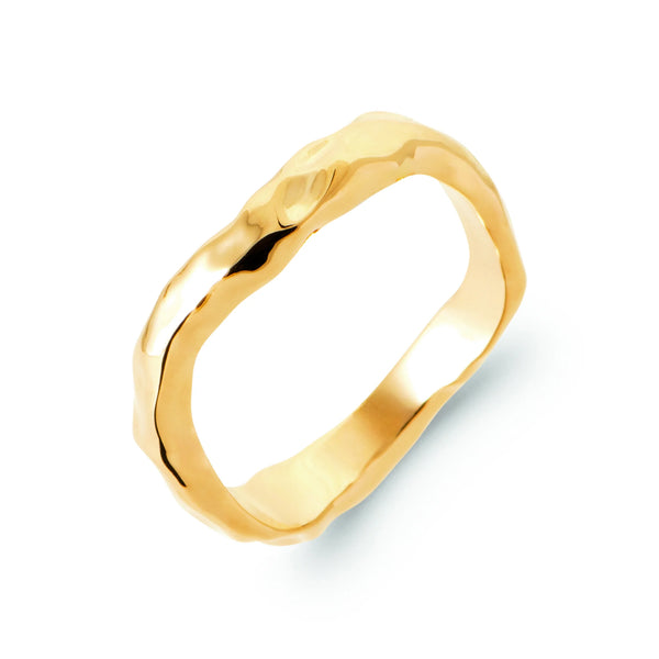 Bague anneau ondulé martelé sans pierre en plaqué or, vue de trois quarts
