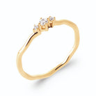 Bague anneau ondulé surmonté d’un trio de zircons en plaqué or