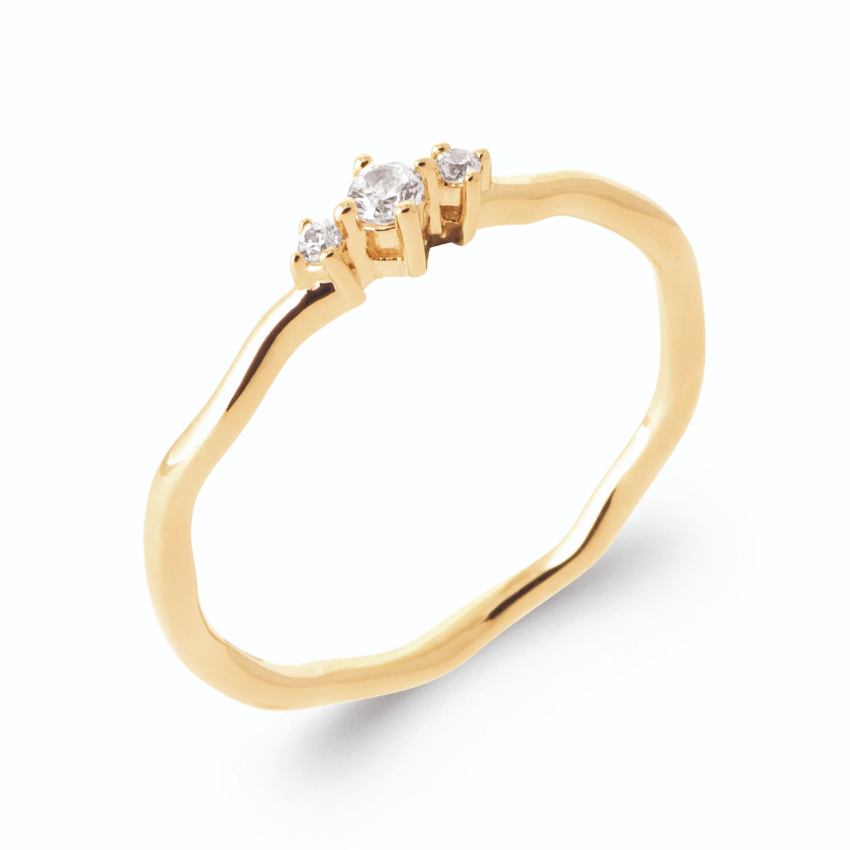 Bague anneau ondulé surmonté d’un trio de zircons en plaqué or
