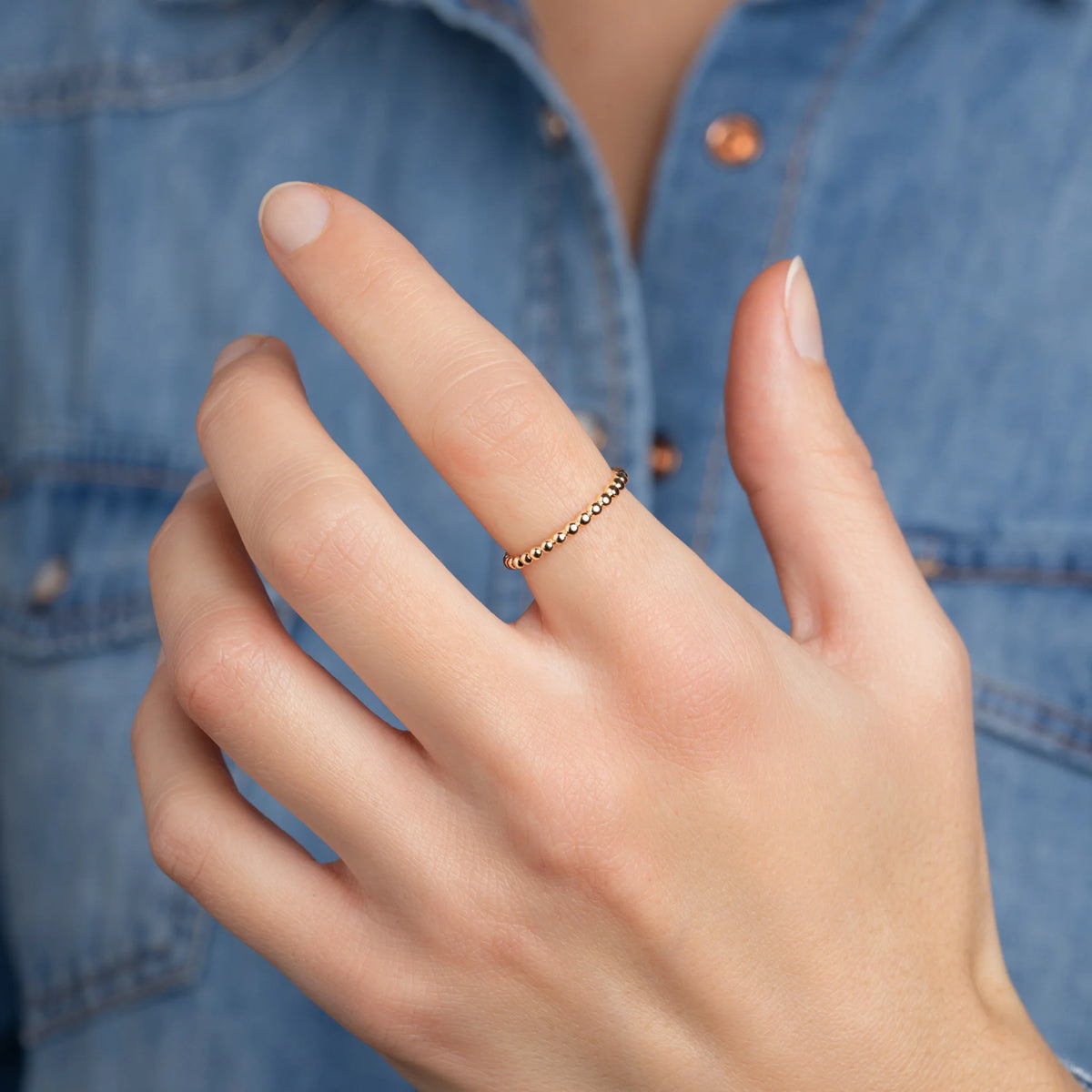 Bague anneau perlé fin en plaqué or, vue portée