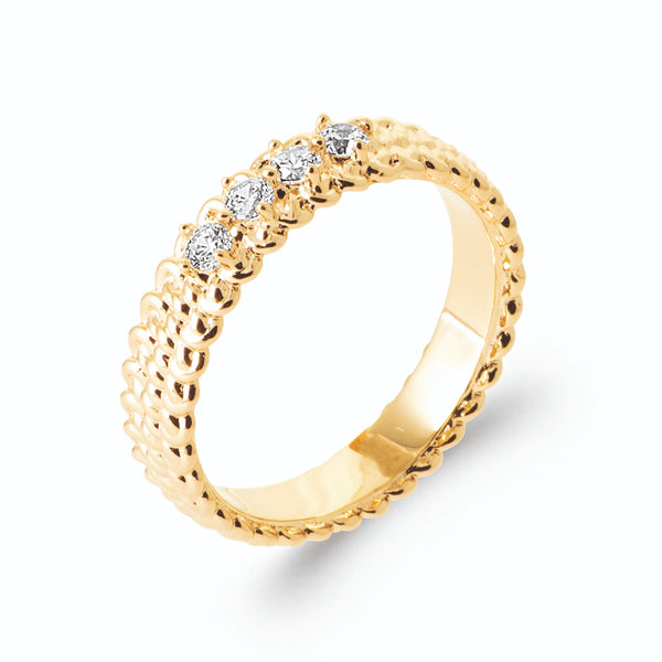 Bague anneau perlé quatre zircons alignés en plaqué or, vue de trois quarts