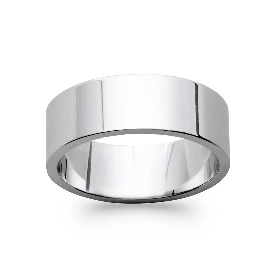 Bague anneau plat large lisse en argent rhodié, portée à la main