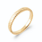 Bague anneau strié de fines nervures en biais en plaqué or