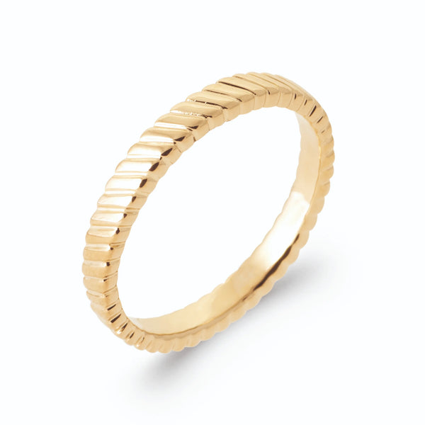 Bague anneau strié de fines nervures en biais en plaqué or, vue de trois quarts