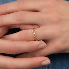 Bague anneau torsadé et petite bille d’or coulissante en plaqué or