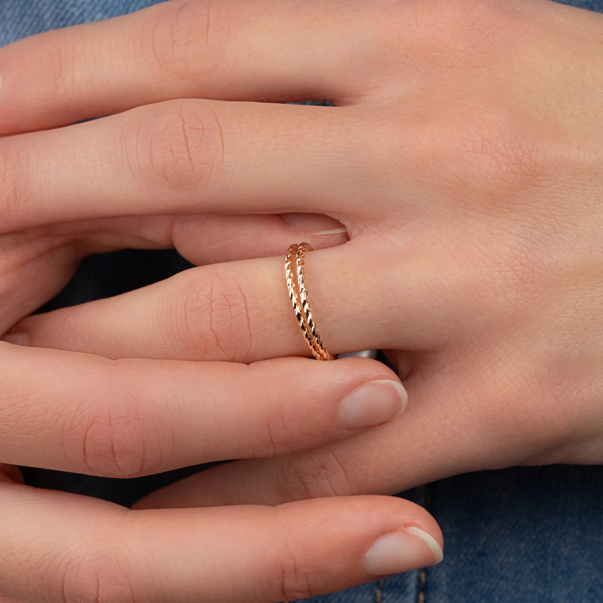 Bague anneau torsadé et petite bille d’or coulissante en plaqué or