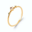 Bague anneau très fin pierre rose champagne et pierres vertes en plaqué or