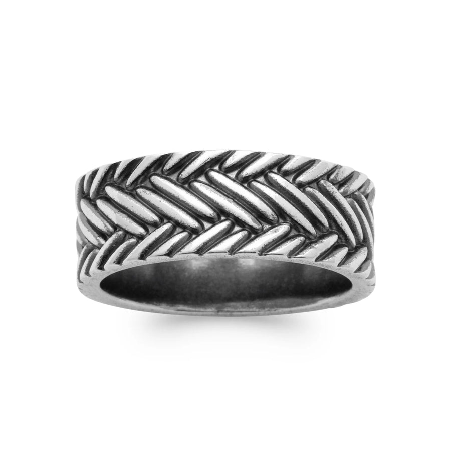 Bague anneau tressé en chevrons en argent 925, portée à la main