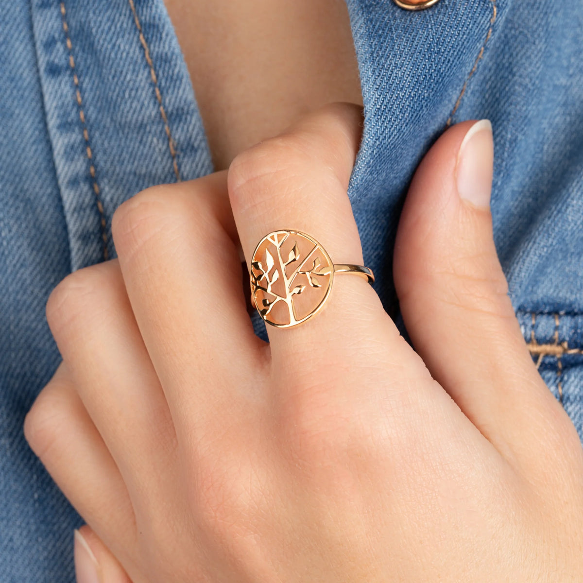 Bague arbre de vie ajourée en plaqué or, vue portée