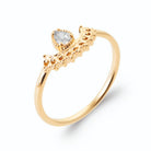 Bague arc de grains d’or en dentelle et zircon poire en plaqué or, vue de trois quarts