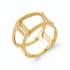 Bague bandeau ajouré cadre rectangulaire et barrettes torsadées en plaqué or, vue de trois quarts