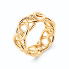 Bague bandeau ajouré de cercles en corde torsadée effet cotte de mailles en plaqué or, vue de trois quarts