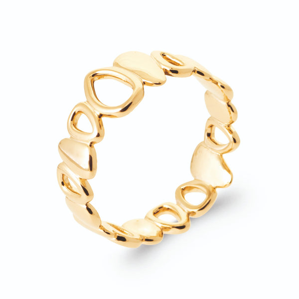 Bague bandeau ajouré de cercles et gouttes façon galets en plaqué or, vue de trois quarts