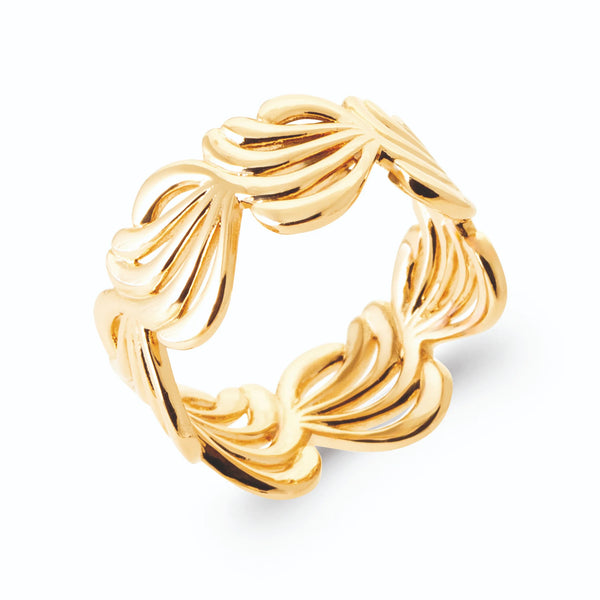 Bague bandeau ajouré de rubans d’or en vagues en plaqué or, vue de trois quarts