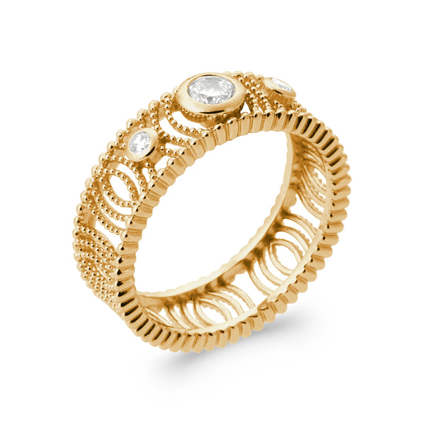 Bague bandeau à arcades ajourées et zircons ovales laiteux en plaqué or, vue de trois quarts