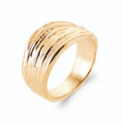 Bague bandeau bombé ciselé effet bois flotté en plaqué or, vue de trois quarts