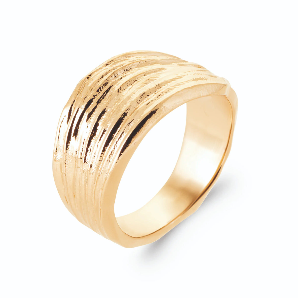 Bague bandeau bombé ciselé effet bois flotté en plaqué or, vue de trois quarts